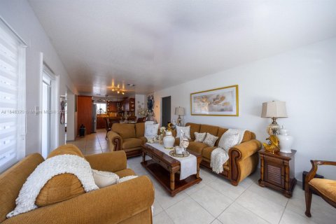 House in Key Largo, Florida 4 bedrooms, 206.52 sq.m. № 1936244 - photo 18