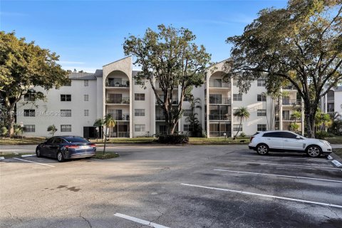 Condo in Lauderhill, Florida, 2 bedrooms  № 2057710 - photo 2