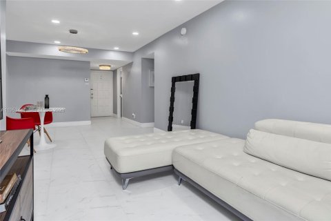 Condo in Lauderhill, Florida, 2 bedrooms  № 2057710 - photo 24