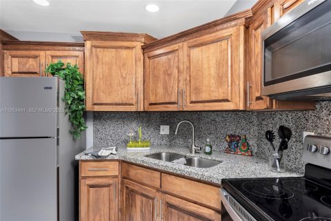 Condo in Lauderhill, Florida, 2 bedrooms  № 2057710 - photo 11