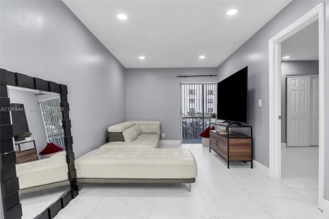 Condo in Lauderhill, Florida, 2 bedrooms  № 2057710 - photo 19