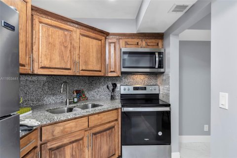 Condo in Lauderhill, Florida, 2 bedrooms  № 2057710 - photo 13