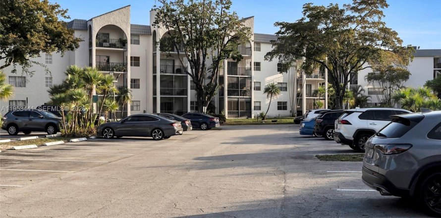 Condo in Lauderhill, Florida, 2 bedrooms  № 2057710