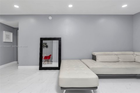 Condo in Lauderhill, Florida, 2 bedrooms  № 2057710 - photo 21