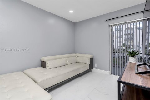 Condo in Lauderhill, Florida, 2 bedrooms  № 2057710 - photo 22
