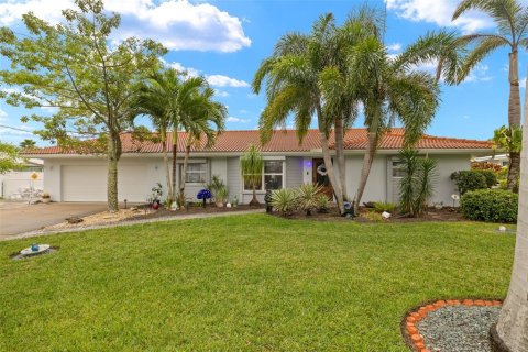House in Fort Myers, Florida 2 bedrooms, 122.35 sq.m. № 1776652 - photo 1