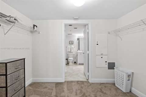 Condo in Miami, Florida, 1 bedroom  № 1926848 - photo 12