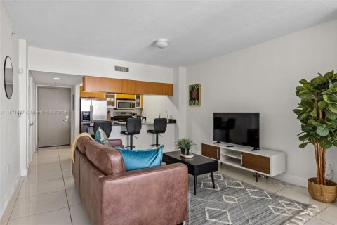Condo in Miami, Florida, 1 bedroom  № 1926848 - photo 3
