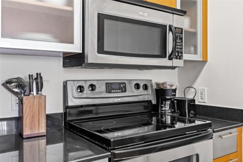 Condo in Miami, Florida, 1 bedroom  № 1926848 - photo 6
