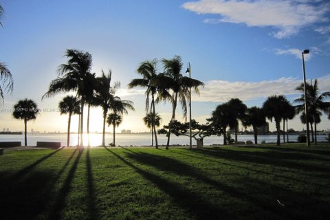 Condo in Miami, Florida, 1 bedroom  № 1926848 - photo 28