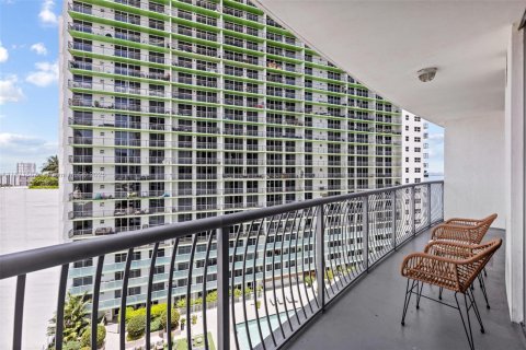 Condo in Miami, Florida, 1 bedroom  № 1926848 - photo 15