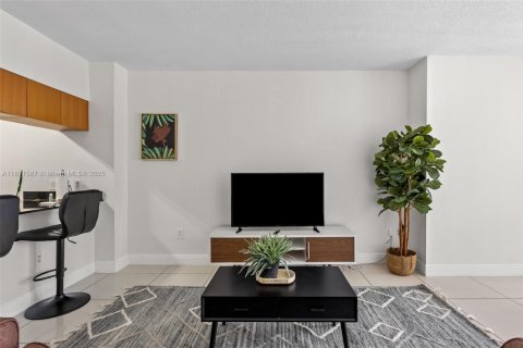 Condo in Miami, Florida, 1 bedroom  № 1926848 - photo 4