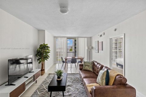 Condo in Miami, Florida, 1 bedroom  № 1926848 - photo 1