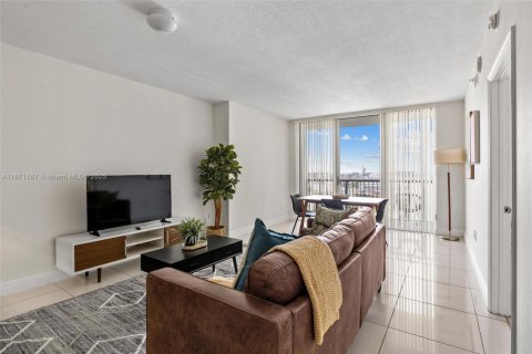 Condo in Miami, Florida, 1 bedroom  № 1926848 - photo 2