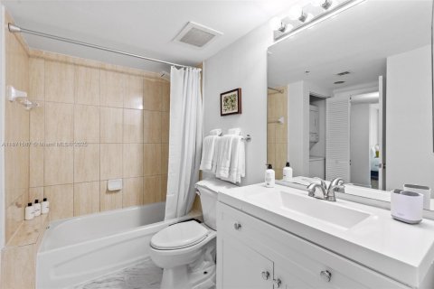 Condo in Miami, Florida, 1 bedroom  № 1926848 - photo 13