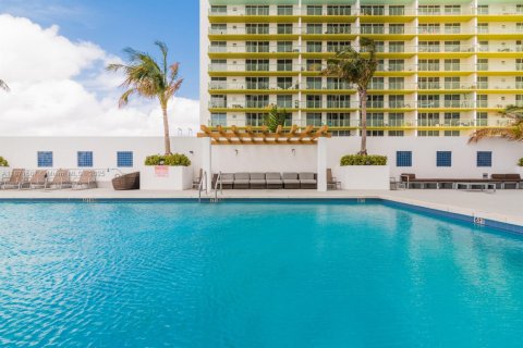 Condo in Miami, Florida, 1 bedroom  № 1926848 - photo 22