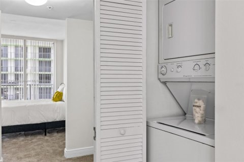 Condo in Miami, Florida, 1 bedroom  № 1926848 - photo 11
