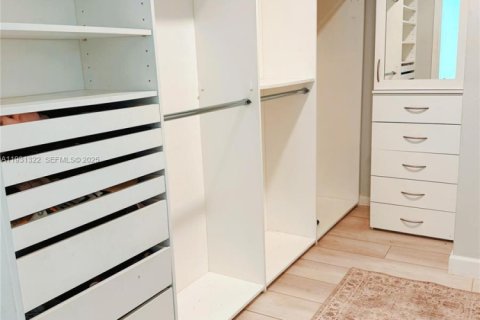 Купить кондоминиум в Майами, Флорида 1 комната, 201.13м2, № 2034810 - фото 24