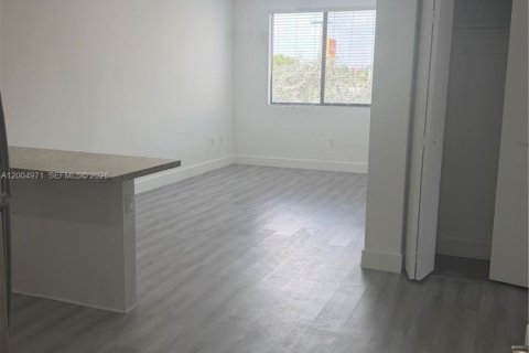 Villa ou maison à louer à Hialeah, Floride: 2 chambres, 2594.76 m2 № 2069051 - photo 3