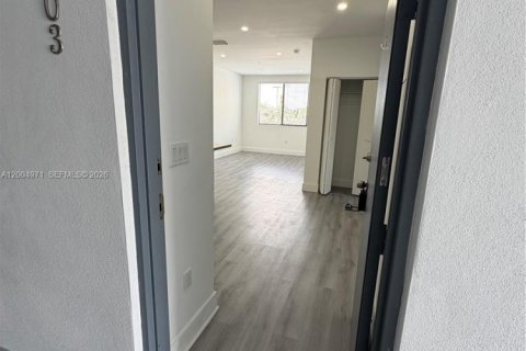 Villa ou maison à louer à Hialeah, Floride: 2 chambres, 2594.76 m2 № 2069051 - photo 2
