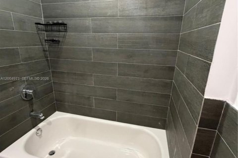 Villa ou maison à louer à Hialeah, Floride: 2 chambres, 2594.76 m2 № 2069051 - photo 11