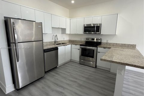 Villa ou maison à louer à Hialeah, Floride: 2 chambres, 2594.76 m2 № 2069051 - photo 4