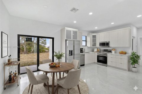 Купить виллу или дом в Лихай-Эйкерс, Флорида 3 спальни, 106.28м2, № 2057988 - фото 5