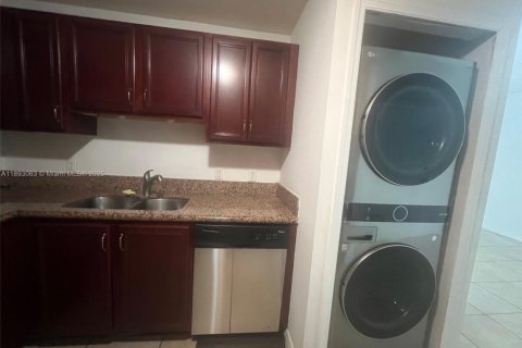 Снять в аренду кондоминиум в Майами, Флорида 2 спальни, 90.12м2, № 1945125 - фото 1