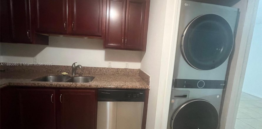 Кондоминиум с 2 спальнями в Майами, Флорида № 1945125