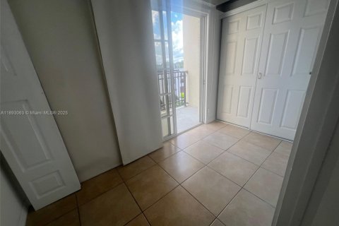 Снять в аренду кондоминиум в Майами, Флорида 2 спальни, 90.12м2, № 1945125 - фото 4