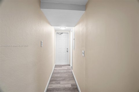 House in Dania Beach, Florida 2 bedrooms, 122.91 sq.m. № 1801275 - photo 9