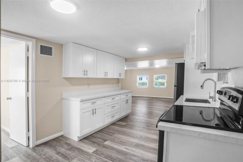 House in Dania Beach, Florida 2 bedrooms, 122.91 sq.m. № 1801275 - photo 3