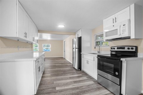 House in Dania Beach, Florida 2 bedrooms, 122.91 sq.m. № 1801275 - photo 4