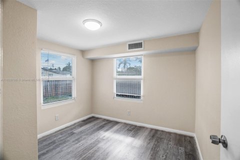 House in Dania Beach, Florida 2 bedrooms, 122.91 sq.m. № 1801275 - photo 8