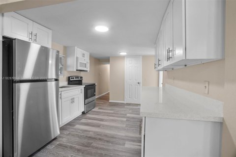 House in Dania Beach, Florida 2 bedrooms, 122.91 sq.m. № 1801275 - photo 2