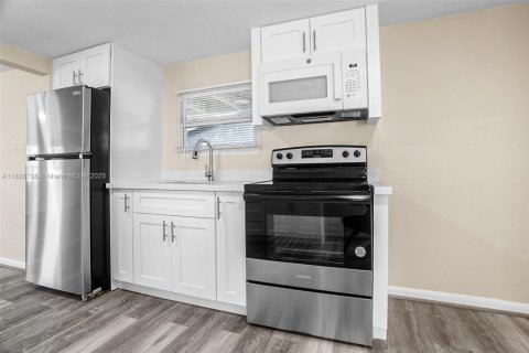 House in Dania Beach, Florida 2 bedrooms, 122.91 sq.m. № 1801275 - photo 5