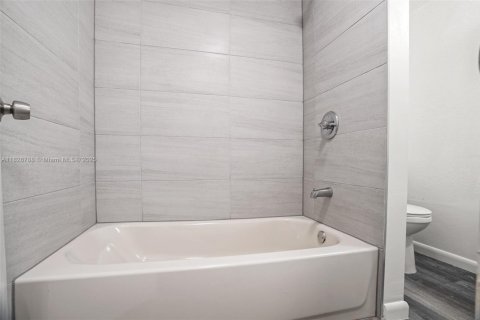 House in Dania Beach, Florida 2 bedrooms, 122.91 sq.m. № 1801275 - photo 10