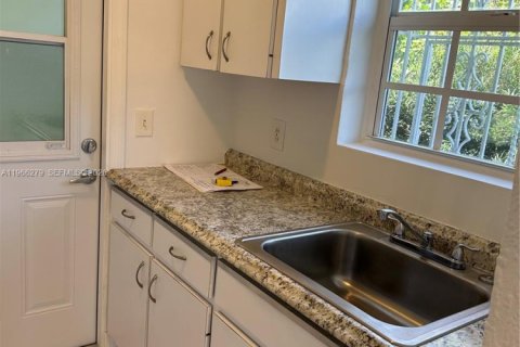 House in Miami, Florida 2 bedrooms, 93.09 sq.m. № 2031536 - photo 12