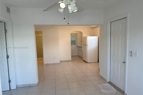 House in Miami, Florida 2 bedrooms, 93.09 sq.m. № 2031536 - photo 3