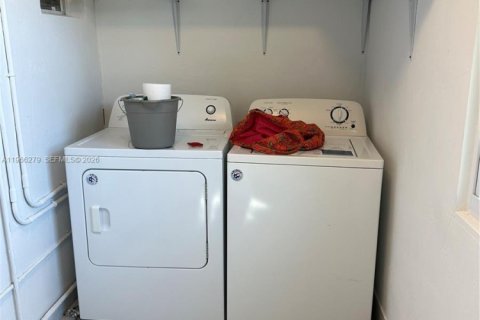 House in Miami, Florida 2 bedrooms, 93.09 sq.m. № 2031536 - photo 13