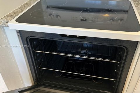 House in Miami, Florida 2 bedrooms, 93.09 sq.m. № 2031536 - photo 10