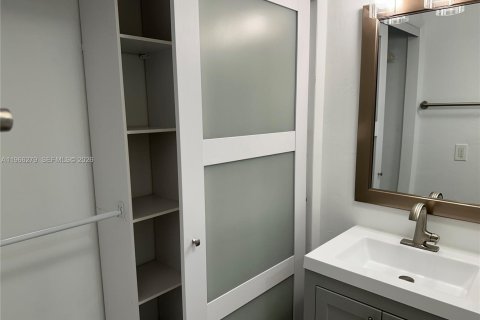 House in Miami, Florida 2 bedrooms, 93.09 sq.m. № 2031536 - photo 17