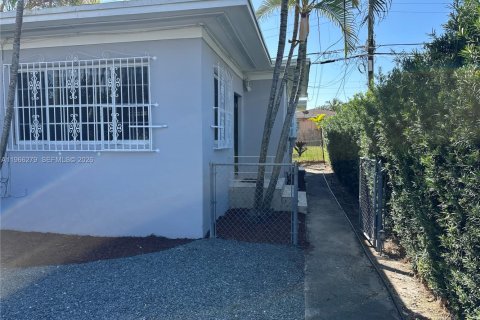 House in Miami, Florida 2 bedrooms, 93.09 sq.m. № 2031536 - photo 2