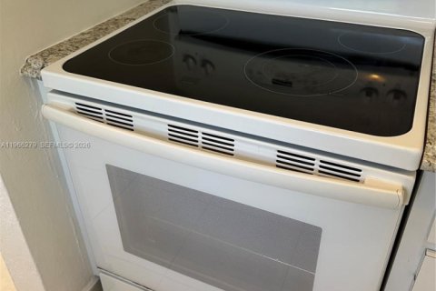 House in Miami, Florida 2 bedrooms, 93.09 sq.m. № 2031536 - photo 9