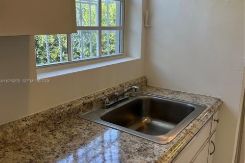 House in Miami, Florida 2 bedrooms, 93.09 sq.m. № 2031536 - photo 11