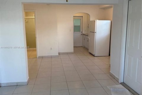 House in Miami, Florida 2 bedrooms, 93.09 sq.m. № 2031536 - photo 5