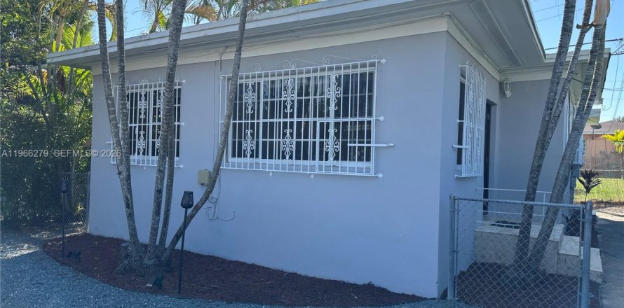 House in Miami, Florida 2 bedrooms, 93.09 sq.m. № 2031536