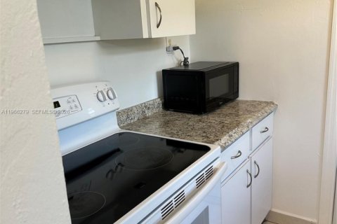 House in Miami, Florida 2 bedrooms, 93.09 sq.m. № 2031536 - photo 8