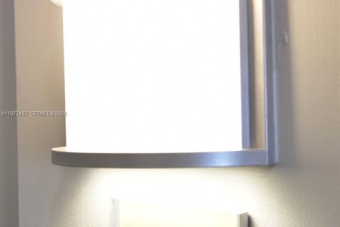 Condo in Miami, Florida  № 2049560 - photo 3