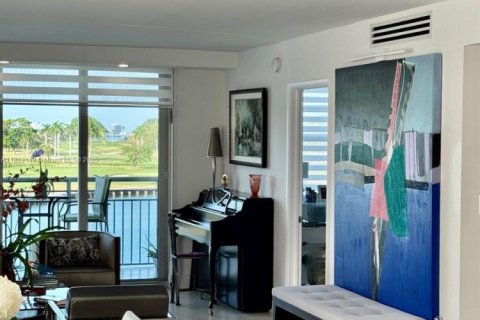 Condo in Bay Harbor Islands, Florida, 2 bedrooms  № 1877946 - photo 22
